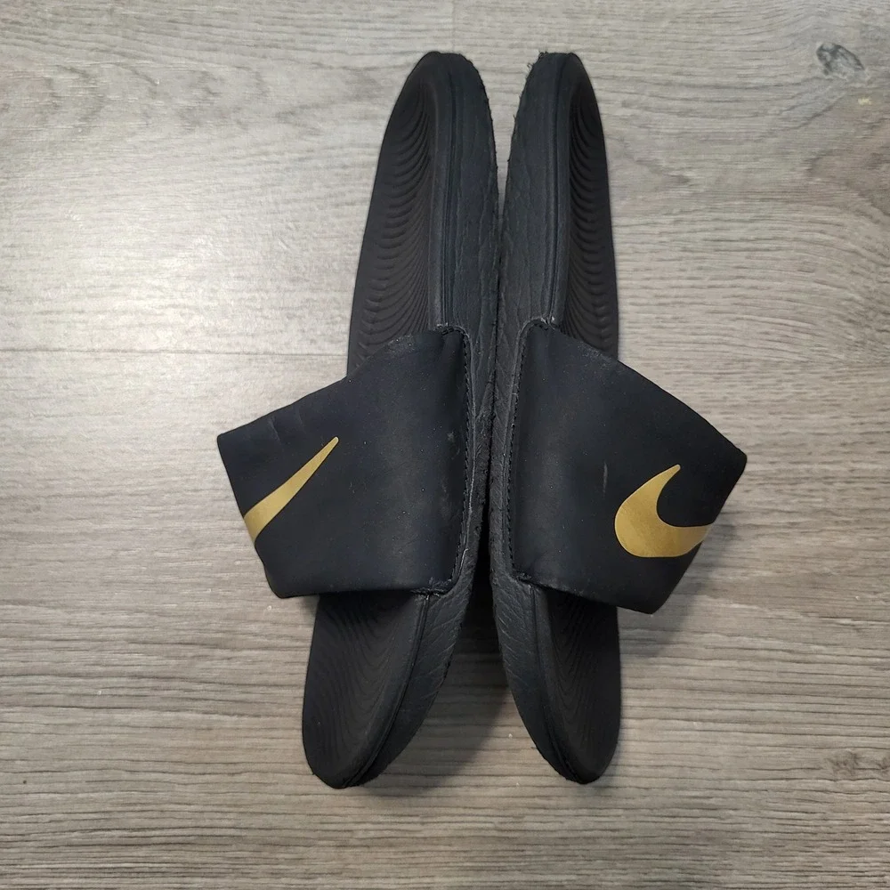 Nike Kawa Kids Slides Black Metallic Gold Athletic Sandals Size 2 Youth 2Y Pool
